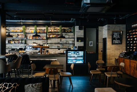 Restaurant/places to eat, Lounge or bar