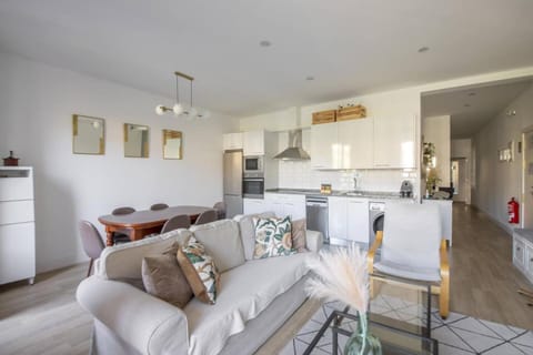 Kitchen or kitchenette, Living room, Seating area, Dining area
