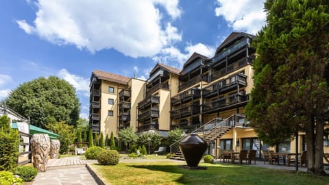 Property building, Garden, Garden, Balcony/Terrace, Garden view