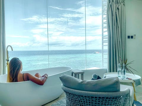 People, Photo of the whole room, Sea view
