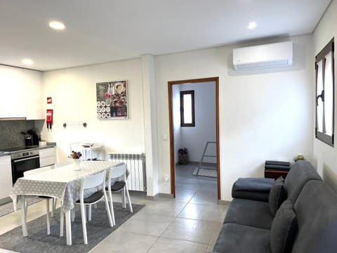 Kitchen or kitchenette, Living room, Seating area, Dining area, oven, stove
