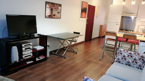 Communal lounge/ TV room, TV and multimedia, Kitchen or kitchenette, Living room, Seating area, Dining area