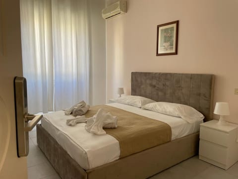 Bedroom, air conditioner