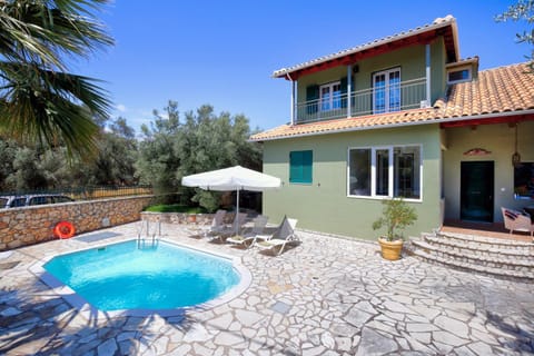 Property building, Patio, Spring, Day, Natural landscape, Garden, Garden view, Pool view, Swimming pool, sunbed