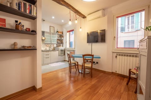TV and multimedia, Kitchen or kitchenette, Living room, Seating area, Dining area