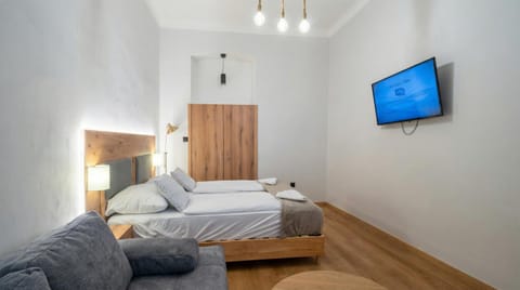 Bed, TV and multimedia, Bedroom, towels