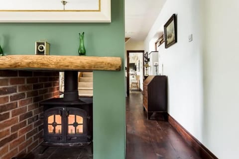 The Willows - Charming Railway Woodland Cottage with Log Burner House in Christchurch