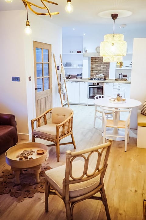 Coffee/tea facilities, Living room, Seating area, Dining area