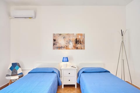 Bed, Photo of the whole room, Bedroom, air conditioner