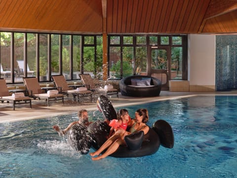 People, Spa and wellness centre/facilities, Pool view, Swimming pool, group of guests, sunbed