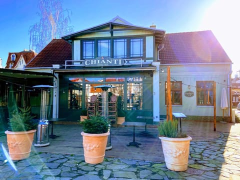 Property building, Facade/entrance, Garden