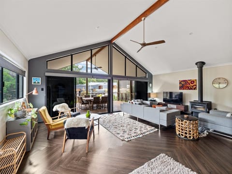 TV and multimedia, Living room, Seating area, fireplace