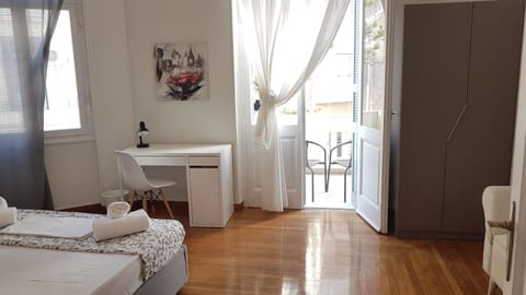Ionian Apartment- Athens Center, 6 BD, 2.5 BATH Apartment in Athens