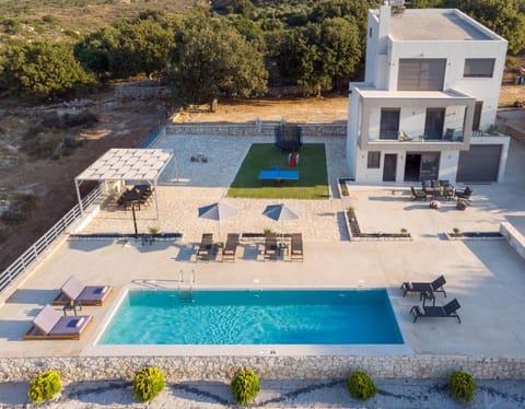 Property building, Day, Natural landscape, Pool view, Swimming pool, Swimming pool, sunbed