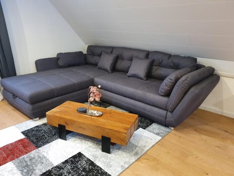 Bed, Photo of the whole room, Decorative detail, Seating area