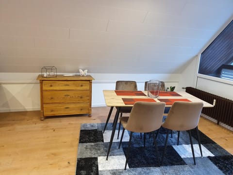 Seating area, Dining area