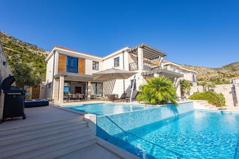 Property building, Patio, Day, BBQ facilities, Balcony/Terrace, Balcony/Terrace, Seating area, Dining area, Mountain view, Pool view, Swimming pool, sunbed