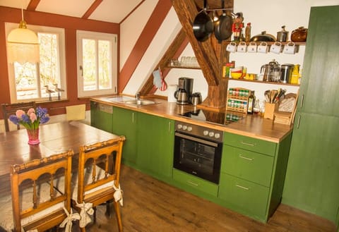 Coffee/tea facilities, Kitchen or kitchenette, Dining area, oven, stove