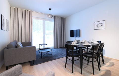 TV and multimedia, Seating area, Dining area