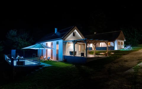 Property building, Garden, Swimming pool