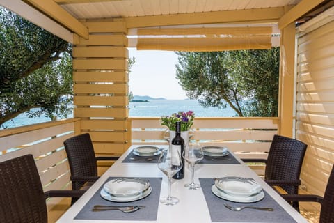 Property building, Balcony/Terrace, Seating area, Landmark view