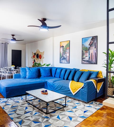 COPACABANA TODO REFORMADO, 3 QUARTOS, 2 BANHEIROS, VARANDA, 6 camas, no posto 6, Próximo Arpoador e Ipanema pauloangerami RP144 Apartment in Rio de Janeiro