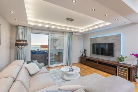 Communal lounge/ TV room, TV and multimedia, Living room