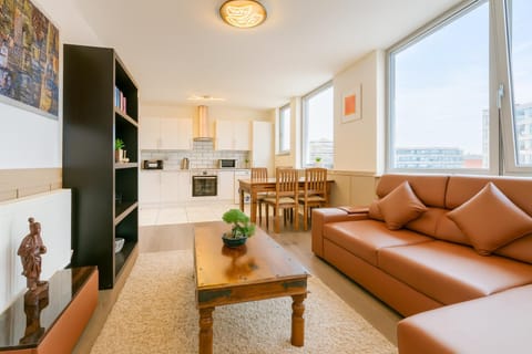 TV and multimedia, Kitchen or kitchenette, Living room, Seating area, Dining area