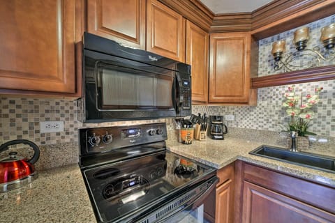 Downtown Air Conditioned Condo Walk to Beaches Apartment in Holualoa