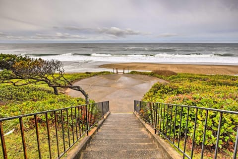 Lincoln City Oceanfront Condo, Near Lincoln Beach! Apartment in Lincoln Beach