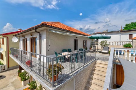 Property building, Summer, Garden, Balcony/Terrace