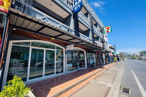 Property building, Day, Neighbourhood, City view, Street view, Location, Parking