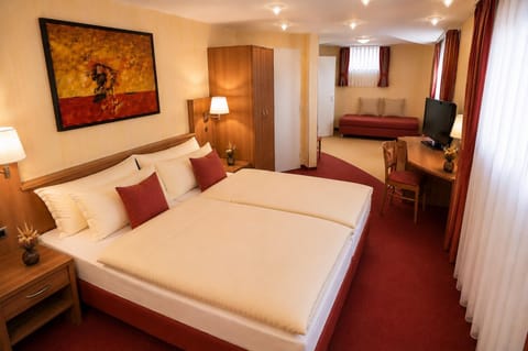 Bed, TV and multimedia, Photo of the whole room, Seating area, Bedroom