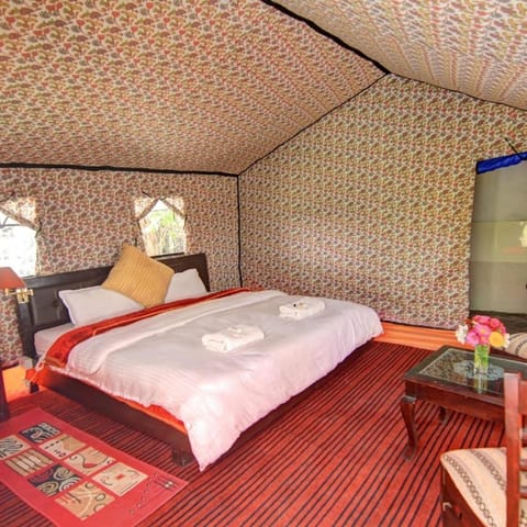 Bed, Photo of the whole room, Seating area, Bedroom, towels