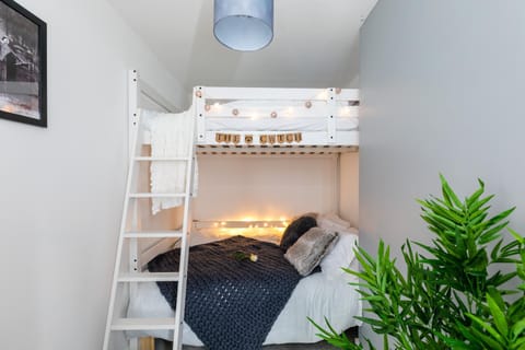 Hollywood House - Sleeps 10 Guests House in Cardiff