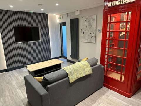 TV and multimedia, Living room, Seating area, Evening entertainment