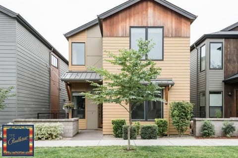 THE PENDLETON - Walkable - Arcade Loft - Modern- Light & Bright House in Eugene