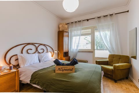 Bed, Balcony/Terrace, Photo of the whole room, Decorative detail, Bedroom, Street view, Quiet street view