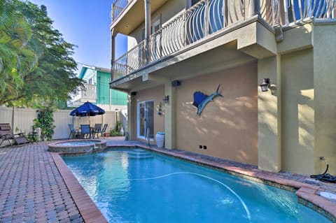 Bradenton Townhome - Walk to Locals-Only Beach! House in Bradenton Beach