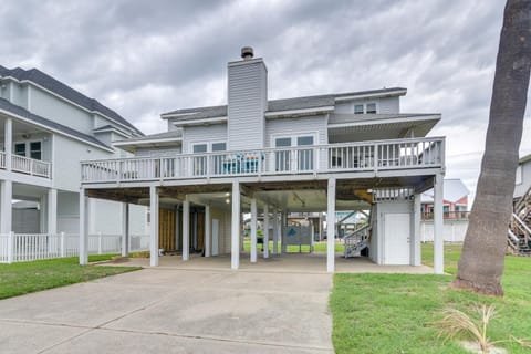 Pet-Friendly Condo with Seasonal Pool in Galveston! House in Galveston Island