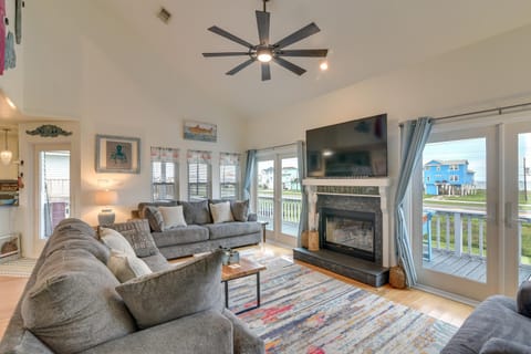 Pet-Friendly Condo with Seasonal Pool in Galveston! House in Galveston Island