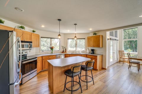 Modern Retreat with Hot Tub - Steps to Lake Chelan! House in Manson