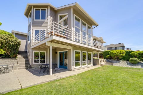 Modern Retreat with Hot Tub - Steps to Lake Chelan! House in Manson