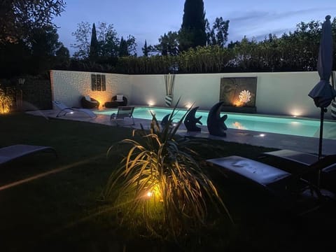 Mas Beau Soleil & Spa Cottages DeCharme avec Jacuzzi&Jardin Privés House in Saint-Remy-de-Provence