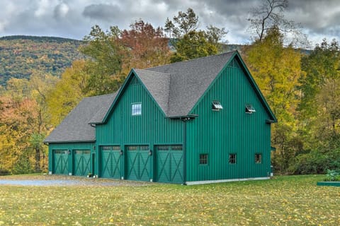 Luxe Green Barn Near Skiing with Mt Equinox Views! Apartment in Vermont