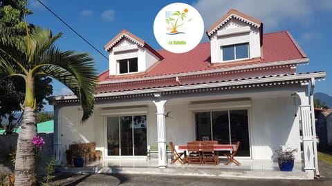 Property building, Patio, Facade/entrance, Day