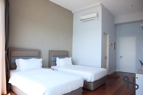 Bed, Photo of the whole room, Bedroom, air conditioner