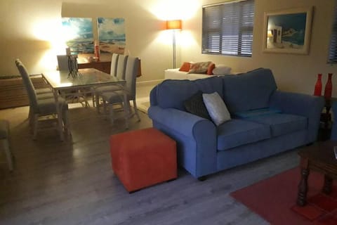 Moondust near the ocean, food and wine House in Western Cape