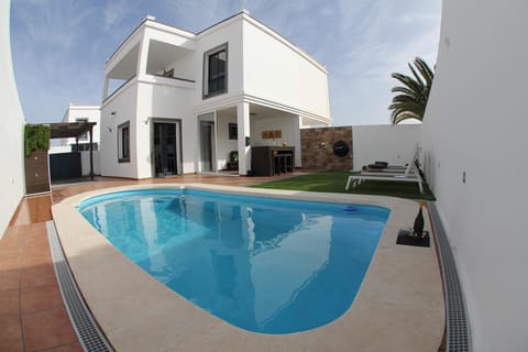 Property building, Patio, Facade/entrance, Off site, Day, Garden, Solarium, Pool view, Swimming pool, sunbed