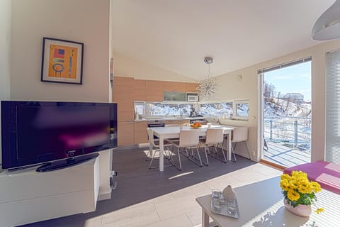 TV and multimedia, Kitchen or kitchenette, Living room, Seating area, Dining area
